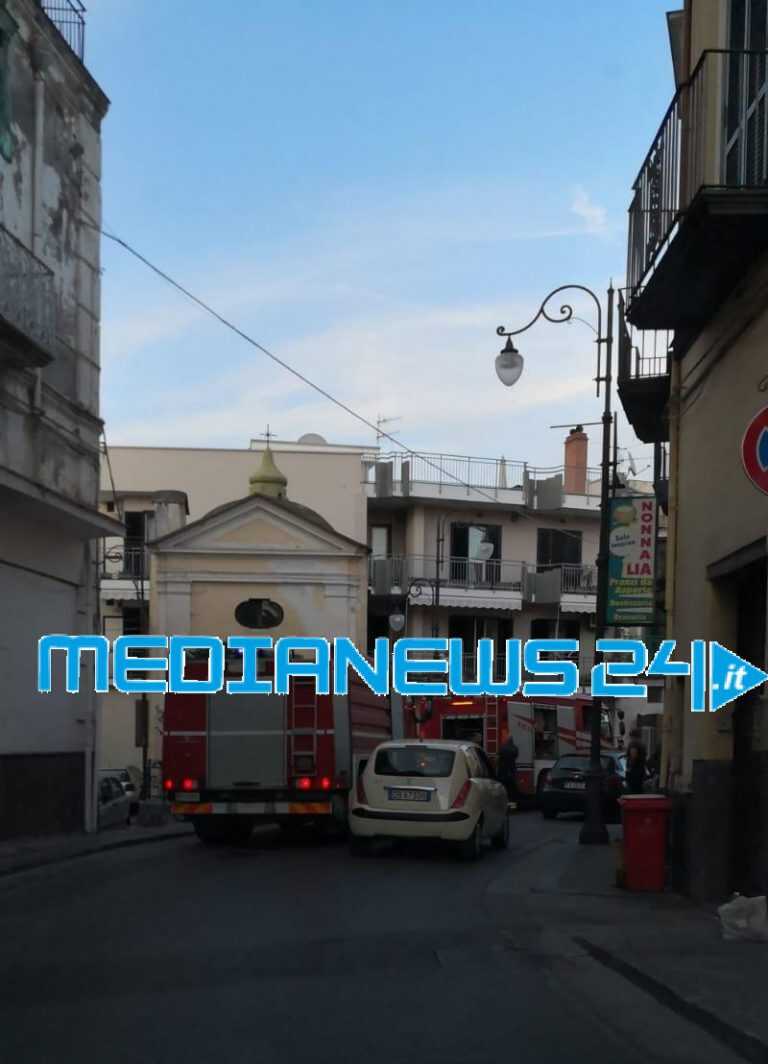 Scafati – Rogo sulla pista ciclabile. Vigili del fuoco intervengono sul posto.