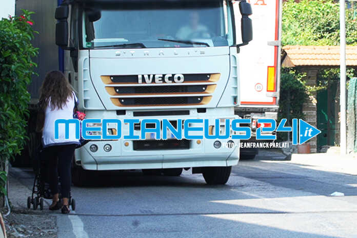 Angri – Passaggio di mezzi pesanti, l’esasperazione dei residenti di via Crocifisso