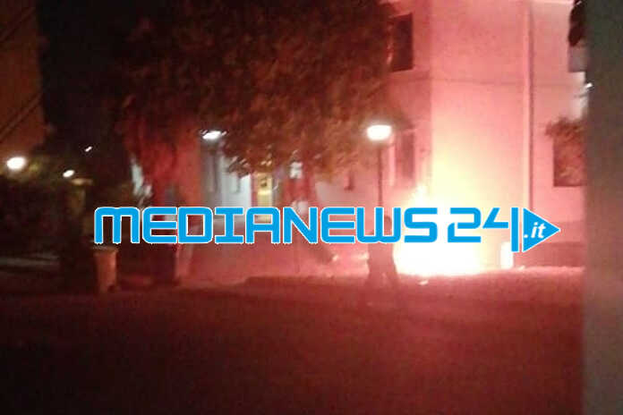 Angri – Cassonetti in fiamme alla scuola “ Istituto Comprensivo Smaldone”