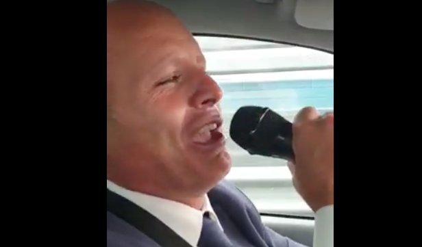 Il becchino cantante chiede scusa