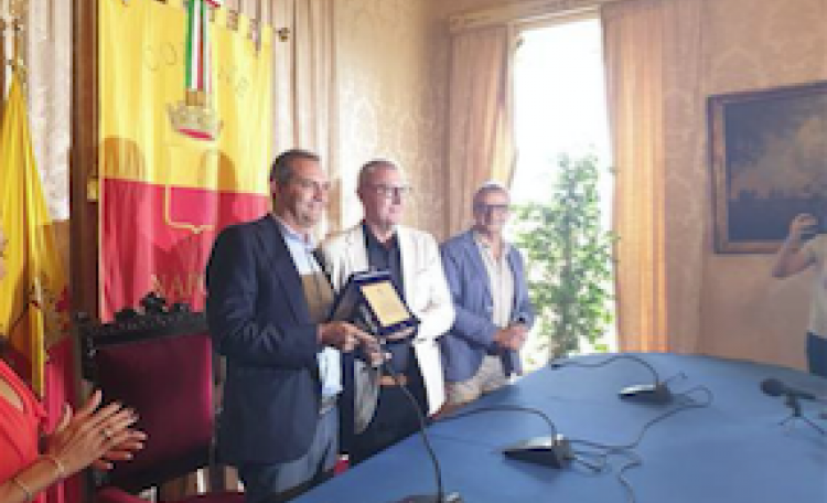 De Magistris premia Krol: «Ha segnato la storia della città»