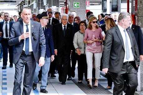 Napoli, applausi a Mattarella in stazione