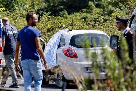 Agguato a Napoli, ucciso mentre era alla guida auto