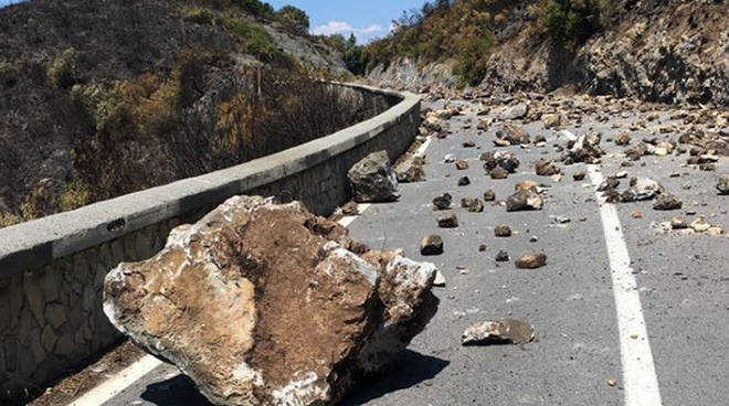 massi-sulla-statale-18-27446.660x368