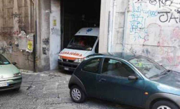 Ambulanza urta auto in sosta, preso a schiaffi soccorritore