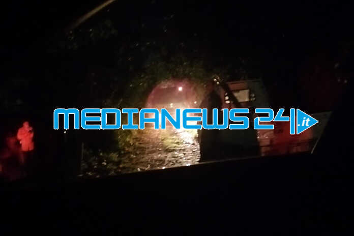 S.VALENTINO TORIO, POVERO FIUME SARNO, BIDONI CON SOSTANZE CHIMICHE AL CONFINE CON STRIANO