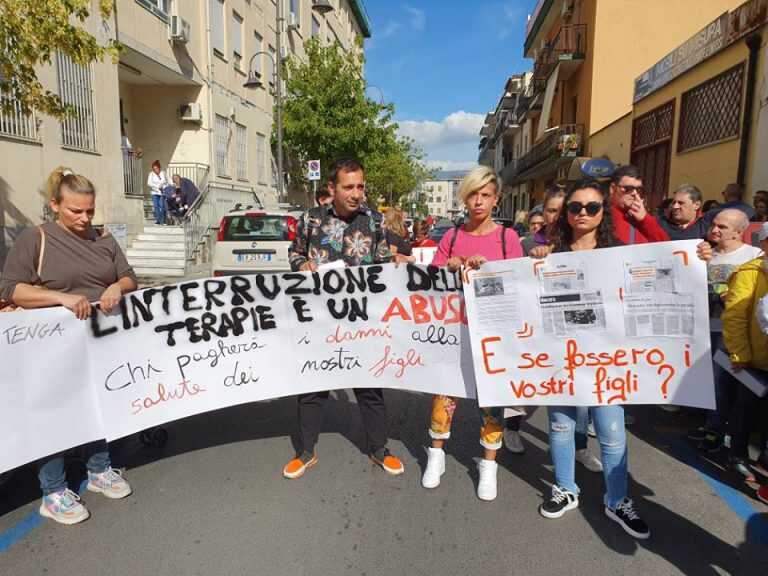 NOCERA INFERIORE, PROTESTA CONTRO LA SOSPENSIONE DELLE TERAPIE PER I BAMBINI