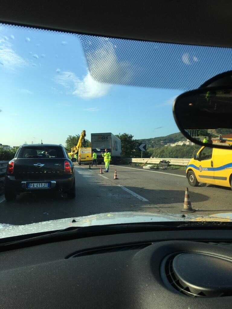 Incidente su un’autostrada, caos lavori sull’altra