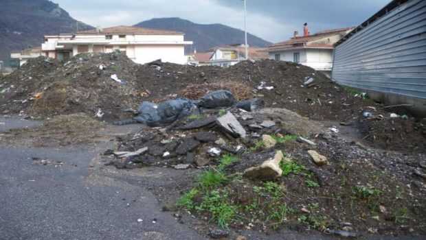 Roccapiemonte, immobilismo sulla discarica abusiva dietro al cimitero