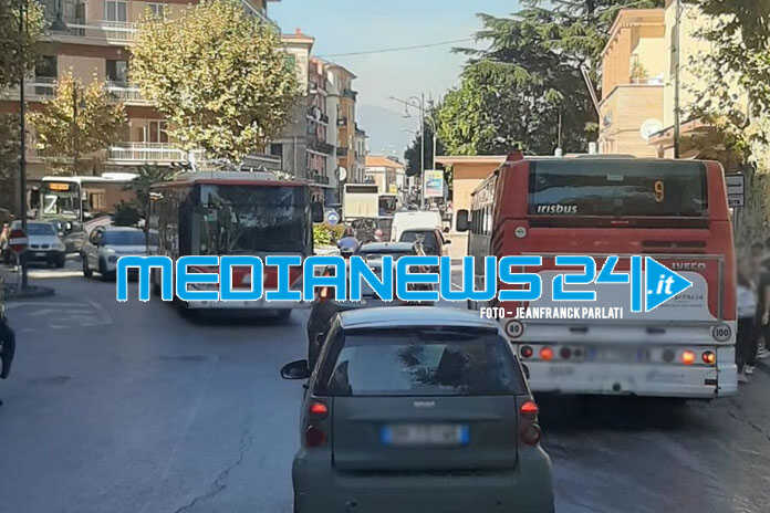Cava Dei Tirreni – Autobus si blocca nei pressi della stazione, traffico in tilt