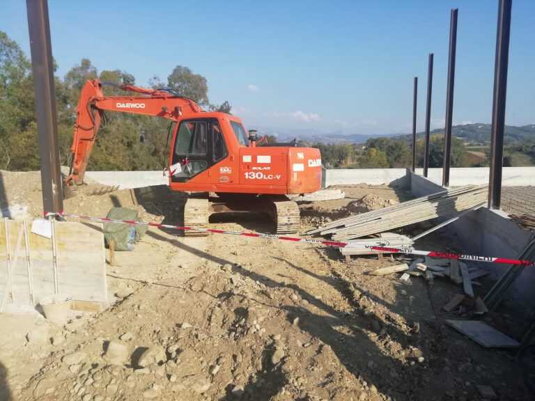 Abusivismo edilizio, sequestrato il cantiere e denunciati gli autori