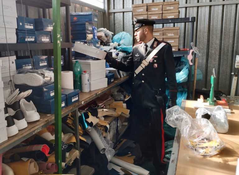 Scarpe diem, laboratorio abusivo con marchi contraffatti