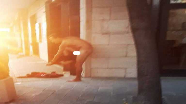 Nudo in strada, senza spiegazione