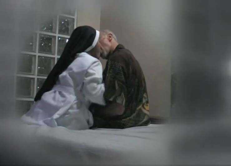 Politico campano candidato a Governatore confessa video porno con una suora