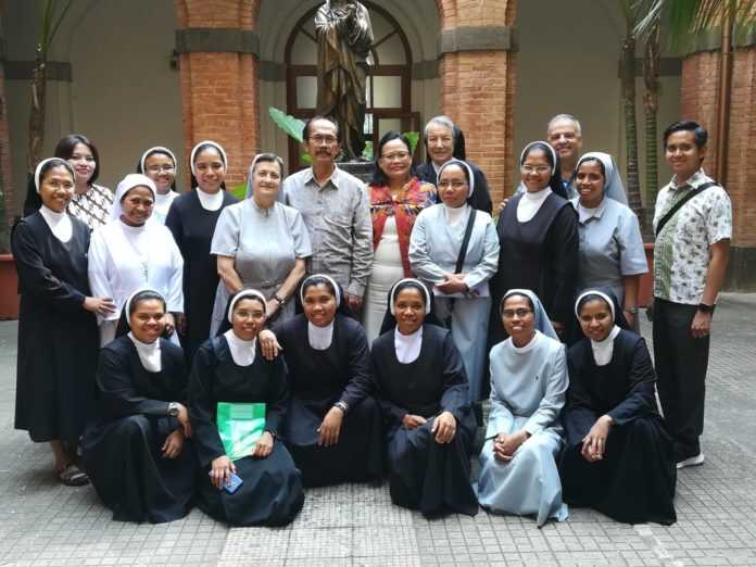 suore-indonesiane-con-ambasciatore-696x522