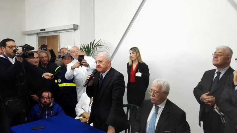 De Luca, colpito da un sacchetto di spazzatura