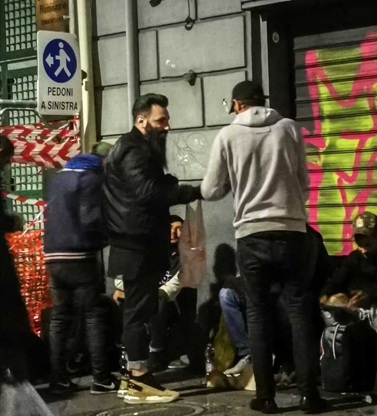 L’appello del gigante buono che distribuisce pasti ai senzatetto: “Aiutatemi ad aiutare!”