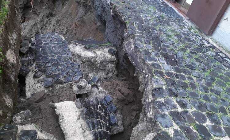 Arenella – 20 persone sgomberate a causa del crollo di un pezzo di strada.