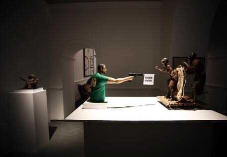 Salvini spara ai nemici. Ma si tratta di un’opera d’arte