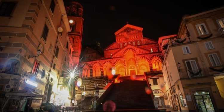 Il duomo di Amalfi in rosso contro la violenza sulle donne