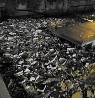 Salerno, una mareggiata di plastica…