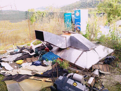 Gestione illecita di rifiuti speciali, sequestrata l’area e denunciati gli autori