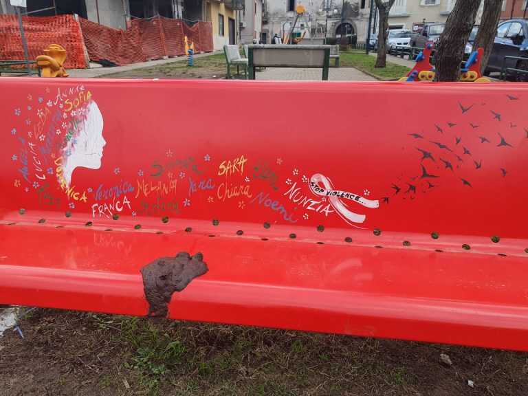 Nuovo oltraggio alla panchina rossa dedicata a Nilde Iotti