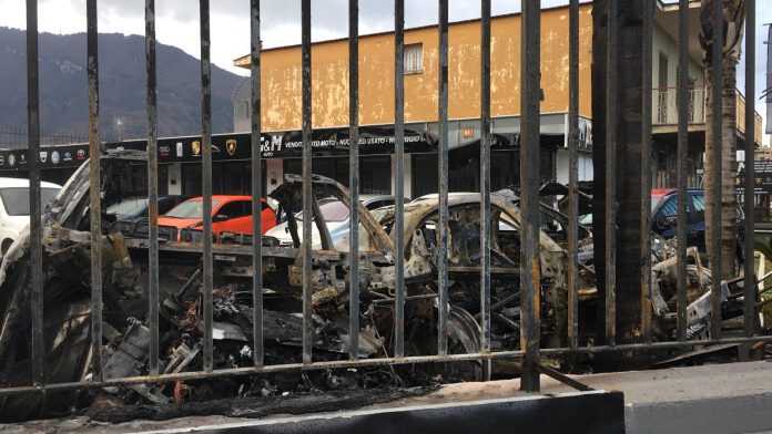 14193_castellammare-notte-di-paura-in-fiamme-rivenditore-di-auto (1)