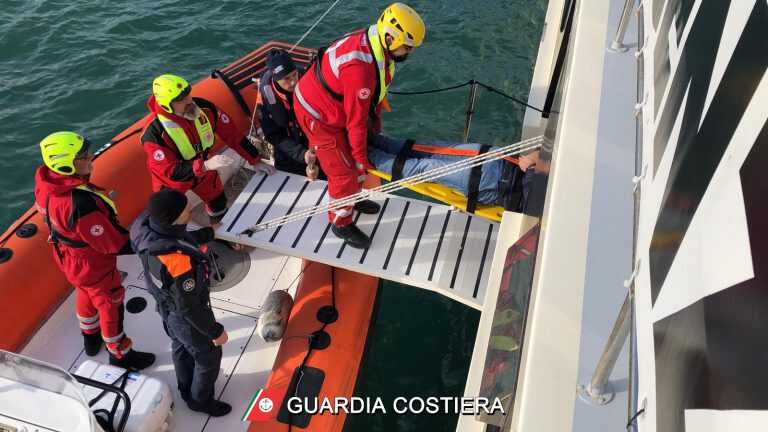 Emergenza al porto di Salerno, esercitazione della Guardia Costiera