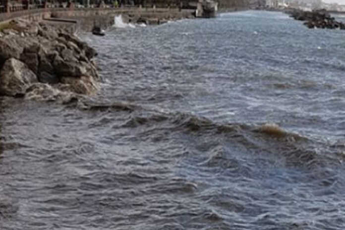 Salerno – Il litorale si (ri)tinge, ma stavolta di nero