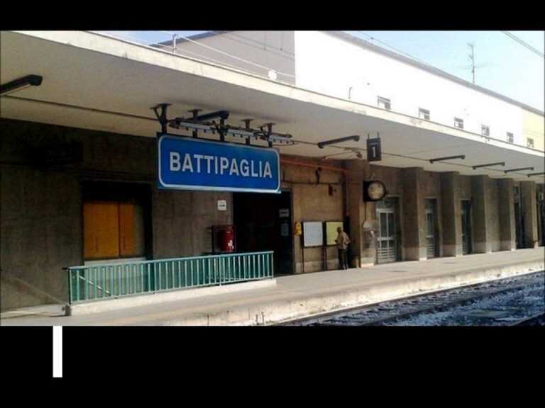 Sale sul treno ma dimentica i figli sui binari…