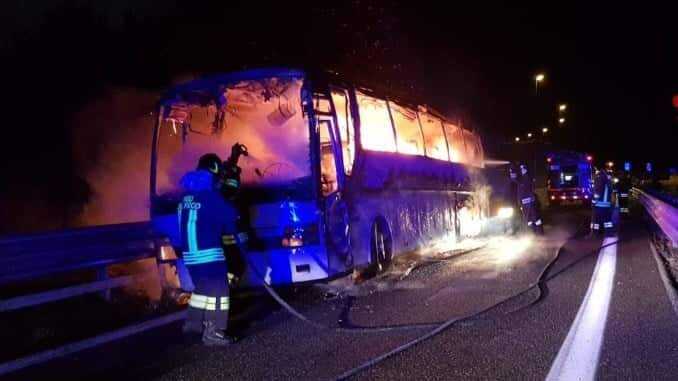 Gragnano, va a fuoco il bus dei pellegrini