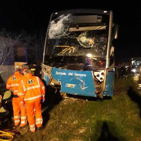 Autobus contro auto nel Foggiano