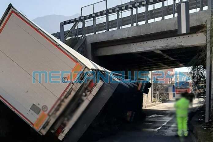 Scafati /Sant’Antonio Abate. Camion si ribalta in strada