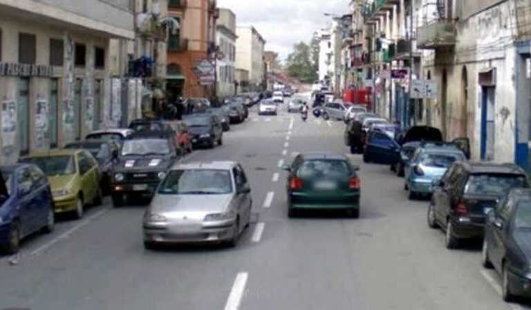 Incidente stradale, feriscono bambini, scappano ma perdono la targa
