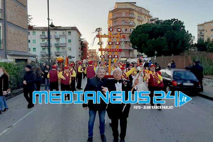 Angri – Il gruppo folk “O Revotapopolo” ambasciatore della cultura popolare continua ad incantare la città