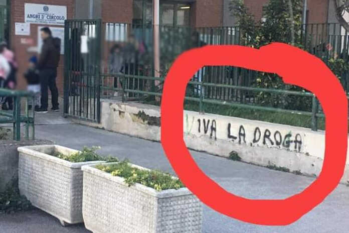 Angri – Scritte sui muri della scuola – Atto vergognoso, genitori infuriati