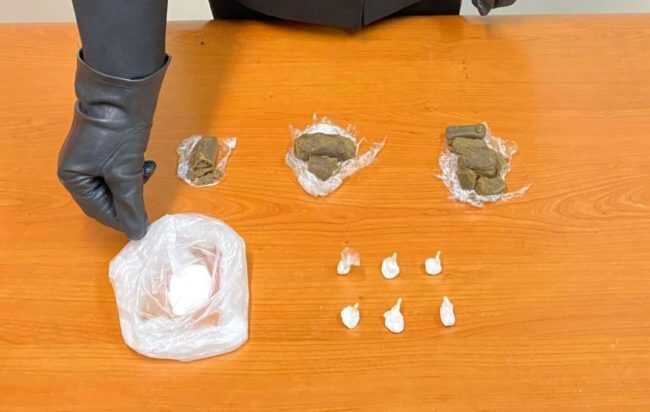 Droga nell’auto, con la figlia di due anni