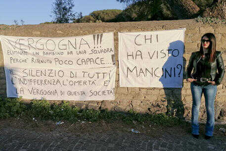 Il figlio di 6 anni non gioca, la mamma protesta col mister