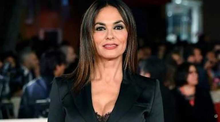 Castellammare, malore per la Cucinotta, salta lo spettacolo