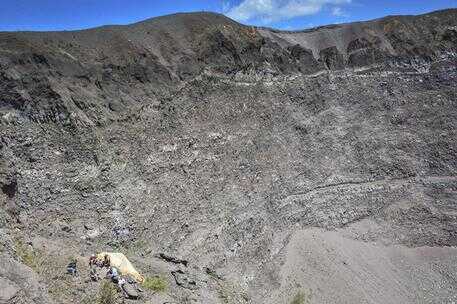 LAVORO: NUOVA PROTESTA SU VESUVIO, OPERAI NEL CRATERE