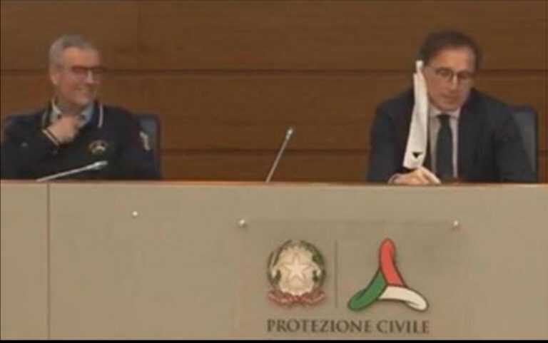 Coronavirus: Il ministro Boccia si presenza con la mascherina appesa all’orecchio
