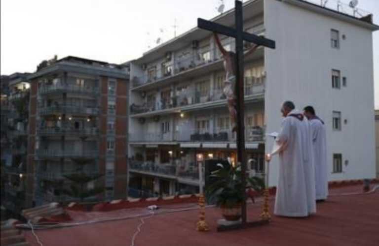 Coronavirus: Messa della domenica di Don Francesco Gravina celebrata dal tetto della propria parrocchia