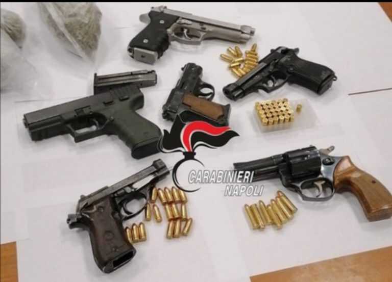 Napoli – Nascondeva 5 pistole rubate nel 2013 ad Empoli