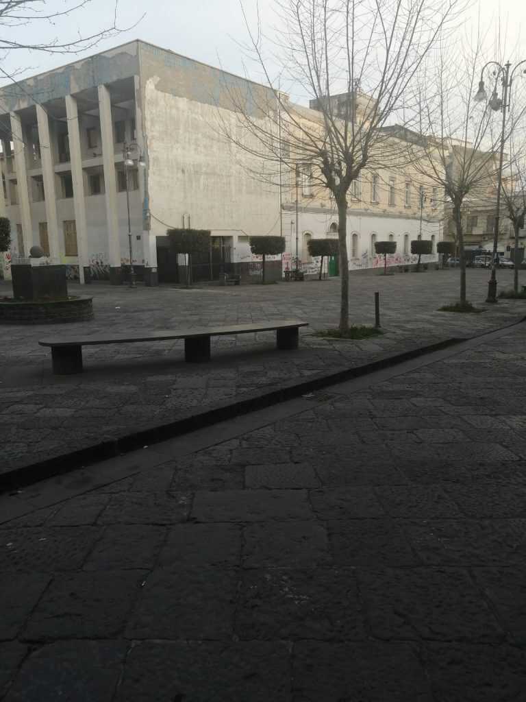 Boscoreale. Diario dalla zona rossa, primo giorno tra bimbi in scooter elettrici e file ai negozi