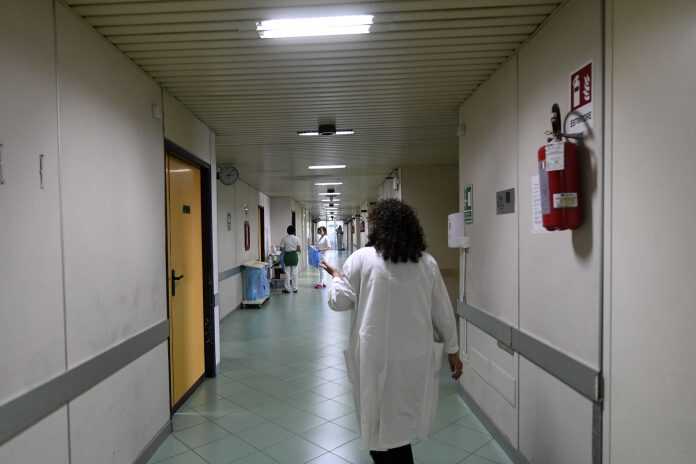 Napoli nel reparto di Chirurgia dUrgenza al Cardarelli: una paziente è andata alla toilette e ha trovato il corpo vicino allingresso della medicheria. Ma il manager del nosocomio replica: «E rimasto in quellarea solo 50 minuti, abbiamo massimo rispett