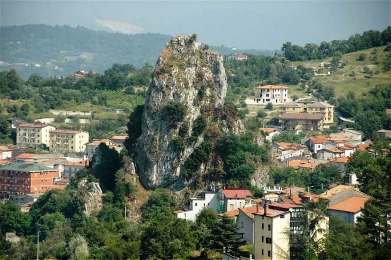 Coronavirus – Una famiglia di sei persone trovata all’ingresso di Pietrastornina