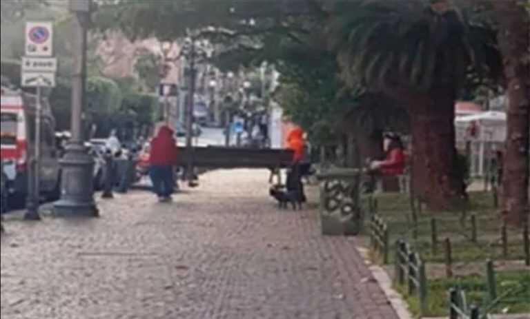 Coronavirus – Salerno – due persone sradicano il marciapiede a via Roma – e portano via una panchina di legno
