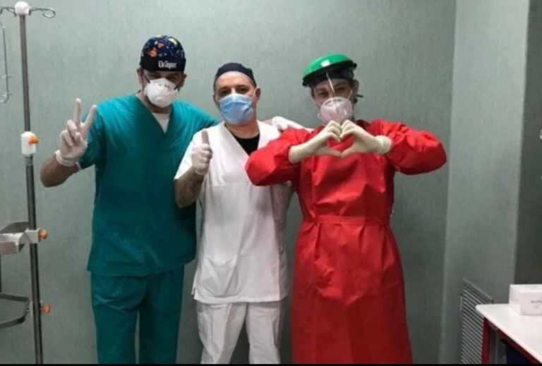 Coronavirus – Istituto tumori di Napoli – tre infermieri decidono di ricreare la bandiera dell’Italia