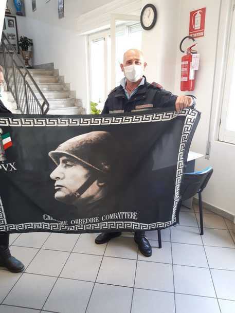 25 aprile: bandiera Mussolini sequestrata